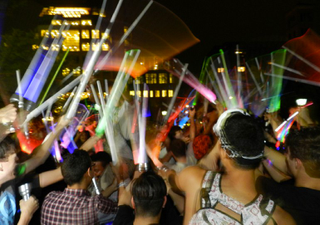Illustration for article titled World's biggest lightsaber battle looks like a giant rave